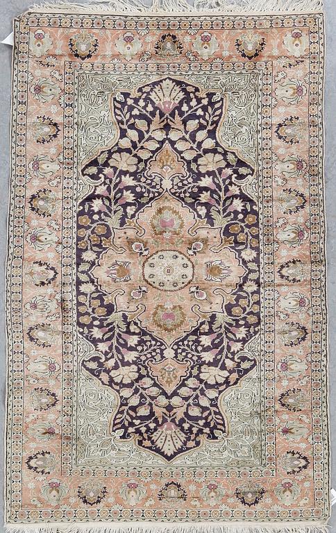 MATTA. Semiantik Kayseri sannolikt. Ca 181 x 115,5 cm.
