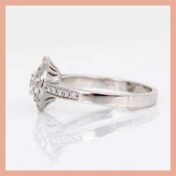 RING, 18K vitguld med briljantslipade diamanter, tot ca 0,66 ct. Total vikt ca 4,66 g.