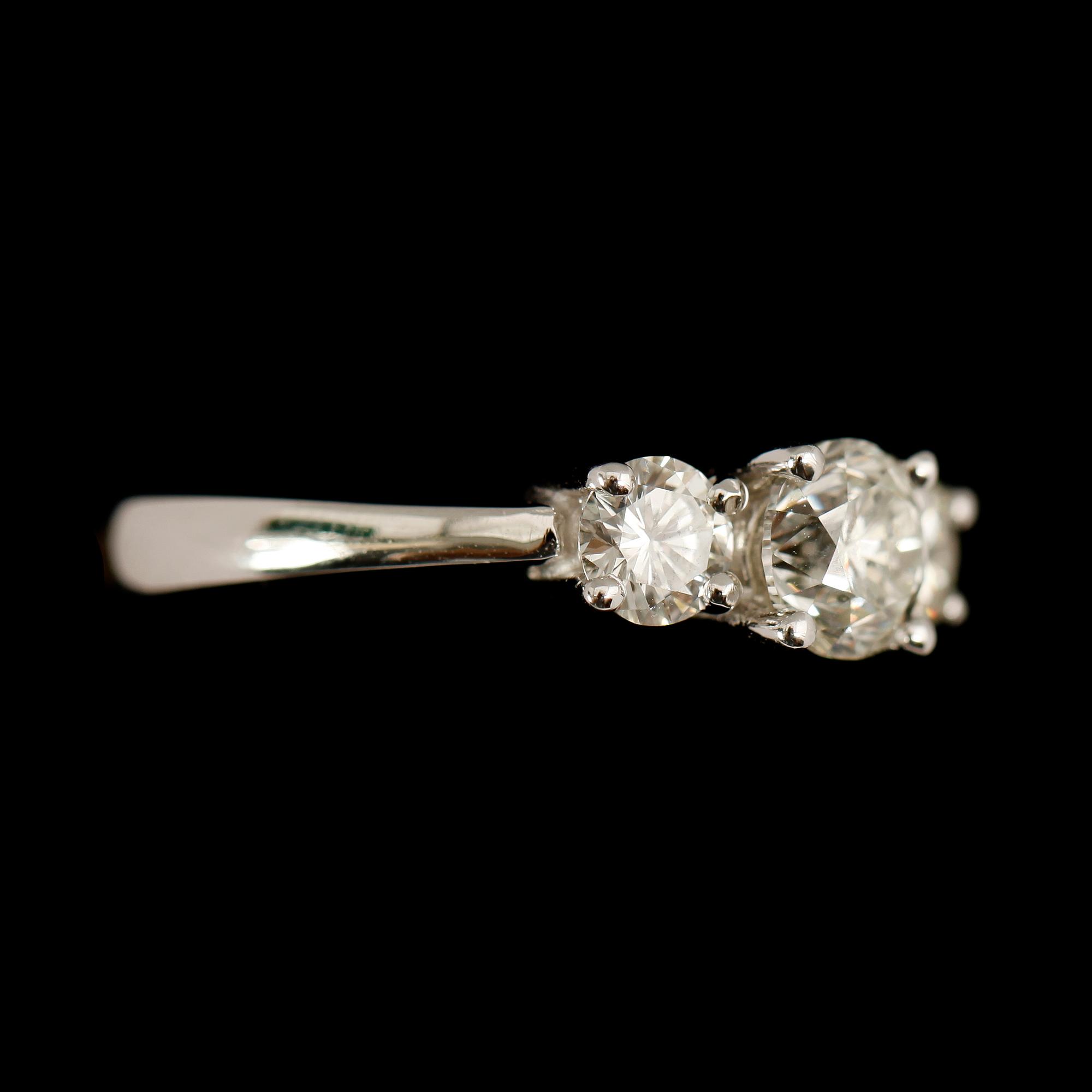 RING, 18 k vitguld, 3 briljantslipade diamanter tot ca 1.25 ct.