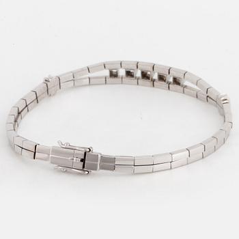 18K white gold and brilliant-cut diamond bracelet.