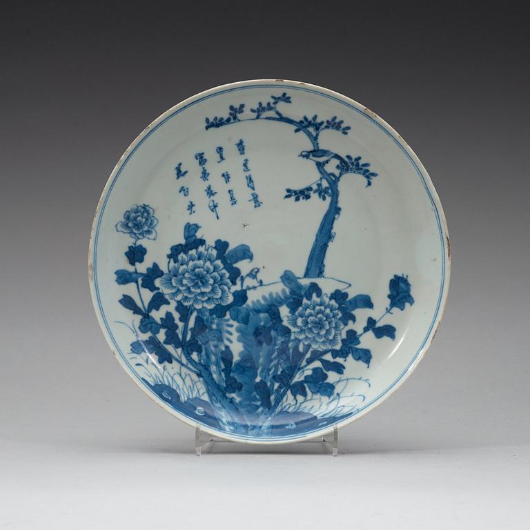 A blue and white dish on a high foot, late Qing dynasty (1644-1912).