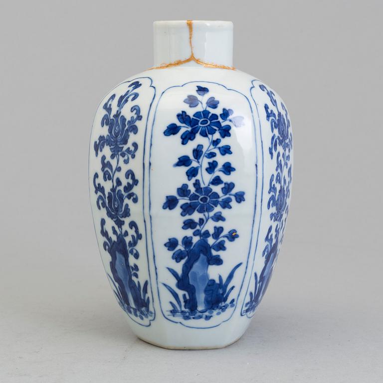 A blue and white tea caddy, Qing dynasty, Kangxi (1662-1722).