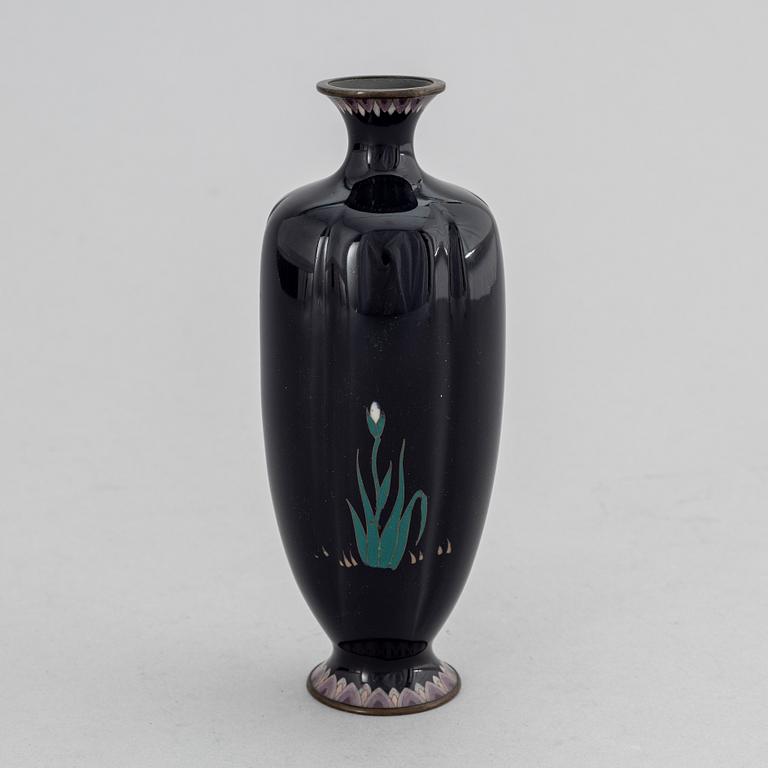 A Japanese cloisonné vase, Meiji period (1868-1912).