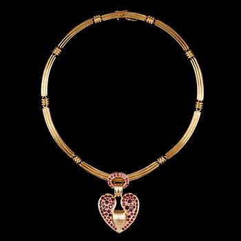 A gold and ruby heart necklace. Weight 71,2 g.