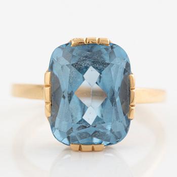 Ring 18K gold with blue stone.