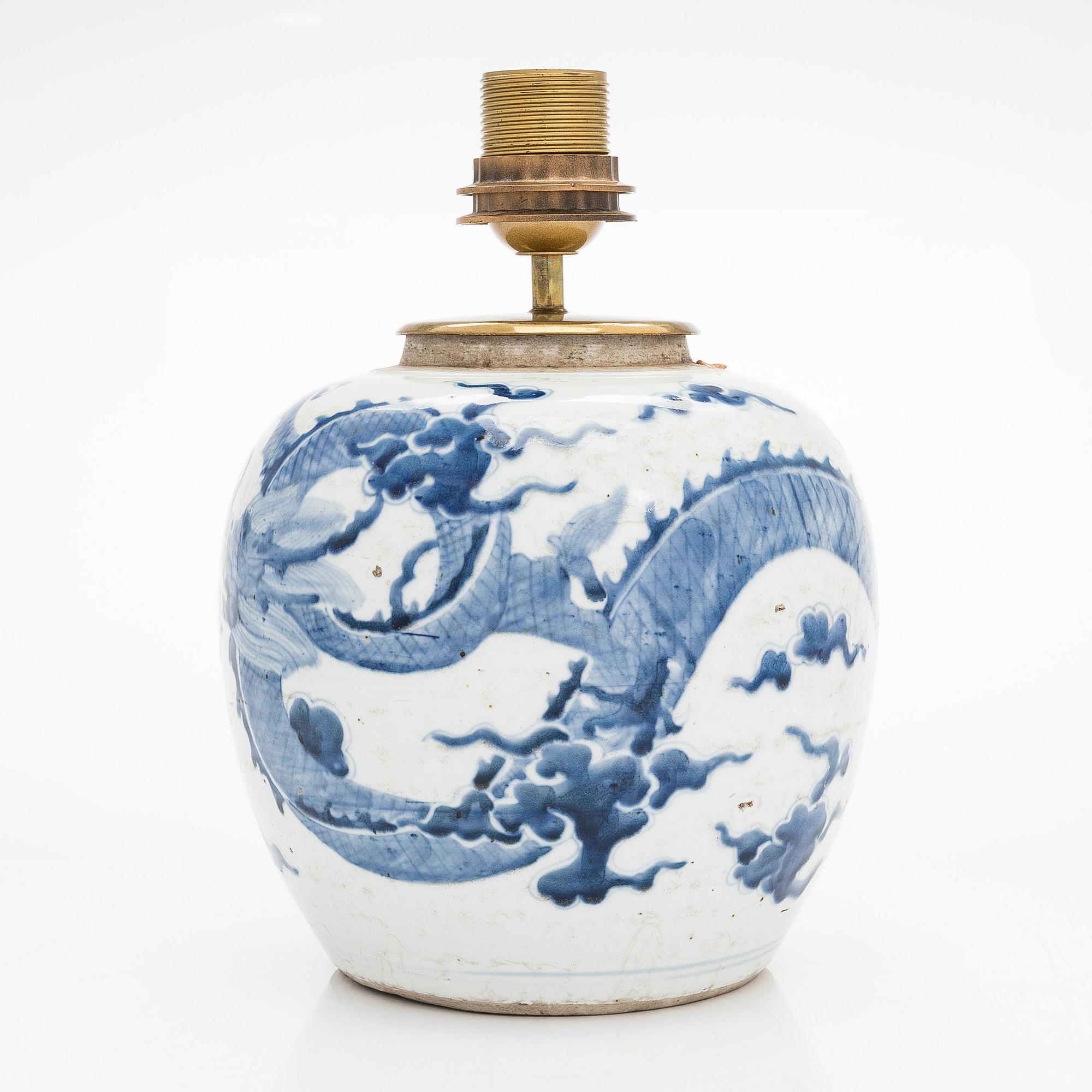 Bojaani/lampunjalka, posliinia. Kiina, Qing-dynastia, 1800-luku.