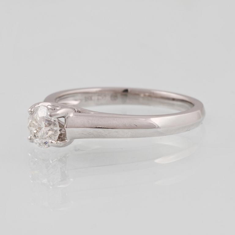RING, 18K vitguld med briljantslipad diamant ca 0.70 ct. Vikt 3,8 gram.