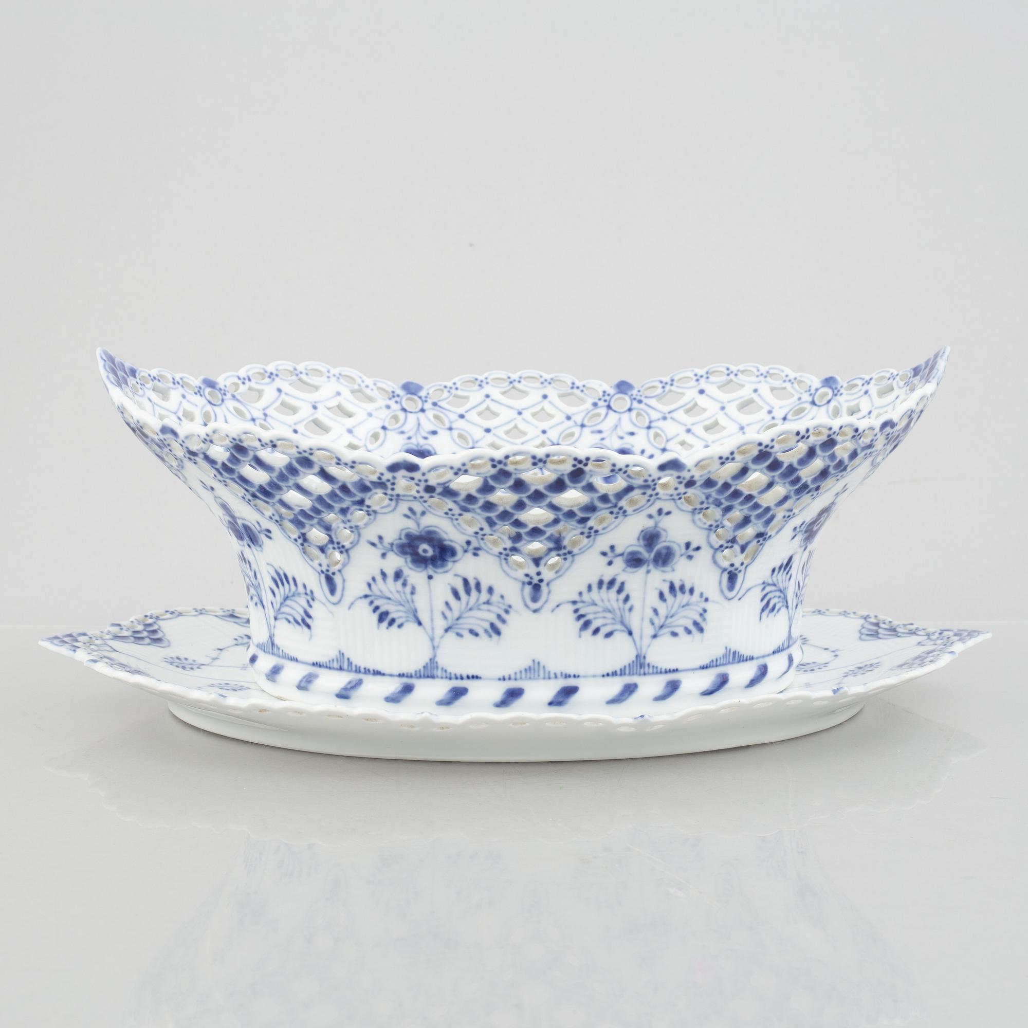 A 'Blue Fluted Full Lace' / 'Musselmalet' Fruit Bowl and Stand, Royal Copenhagen, model number 1059 and 1060, 1898-1923.