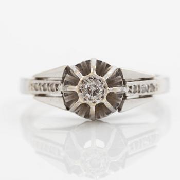 Ring, 18K vitguld med små diamanter.