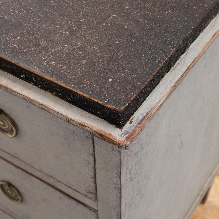 A Gustavian chest of drawers, circa 1800.