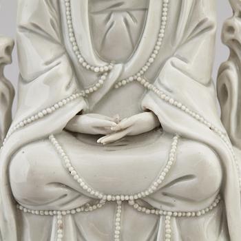A blanc de chine figurine of a Guanyin, Qing dynasty, 19th century.
