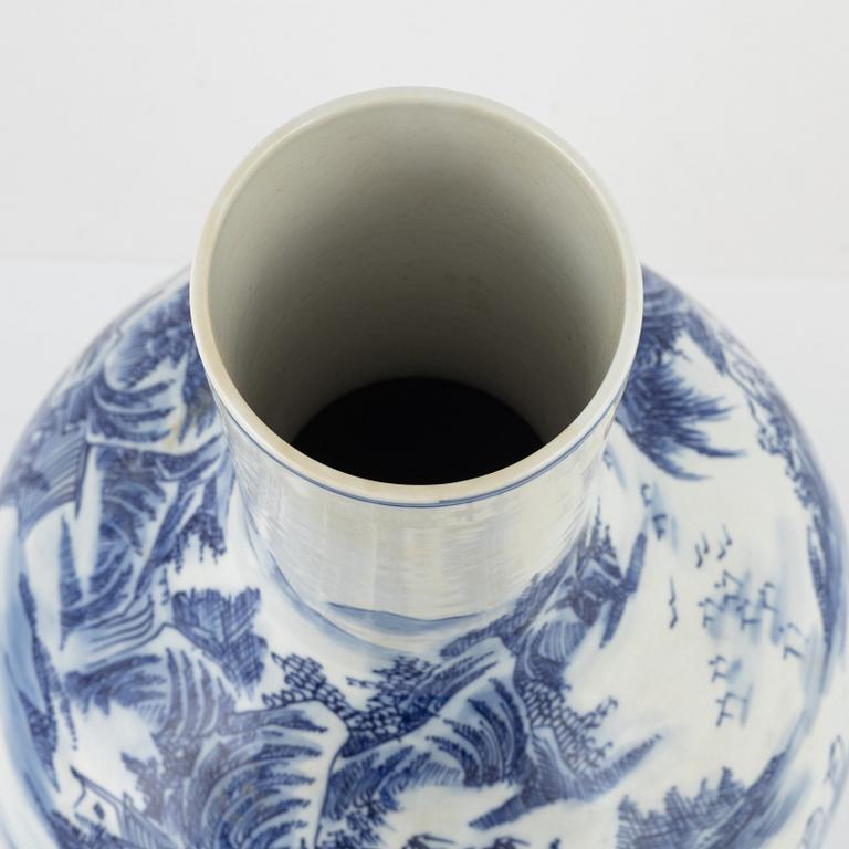 A blue and white Chinese porcelain vase, 20th century.