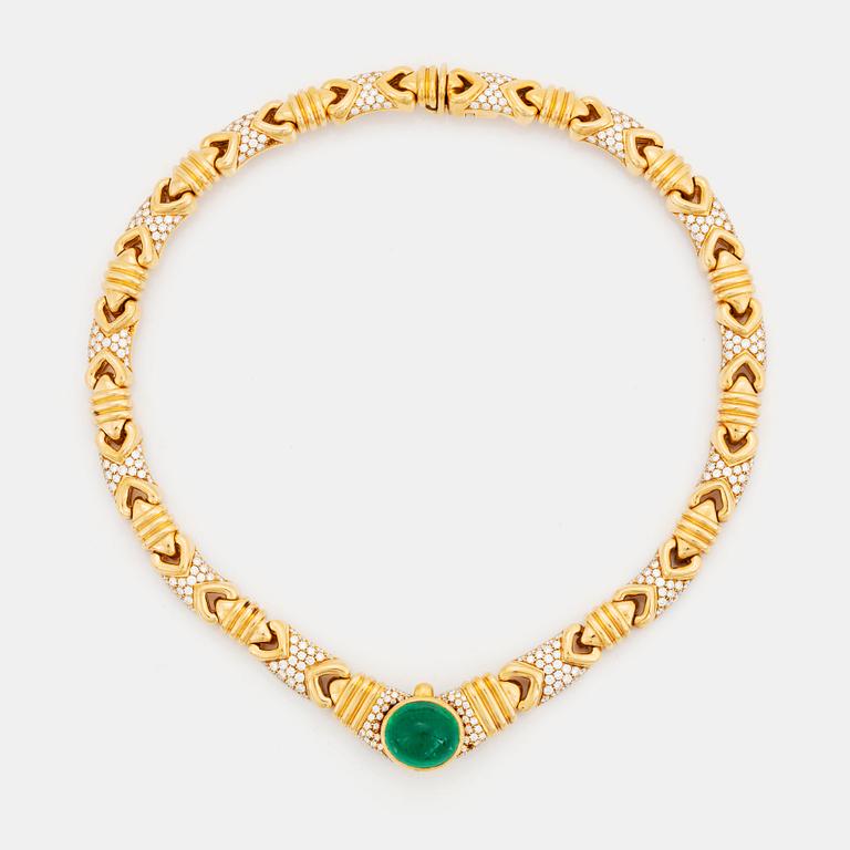 Bulgari collier med en cabochonslipad smaragd 12.51 ct enligt gravyr samt runda briljantslipade diamanter.