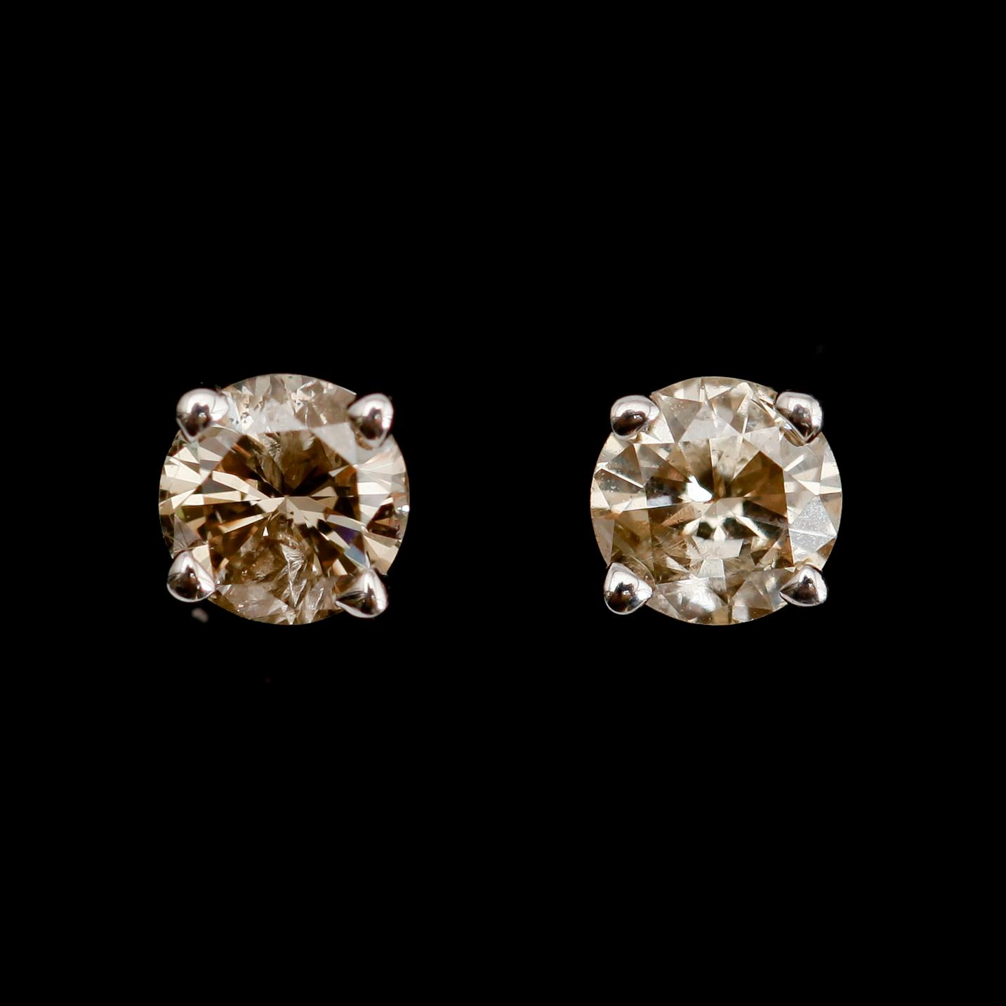 ÖRHÄNGEN, 1 par, 14 k vitguld, solitära briljantslipade diamanter tot ca 0.50 ct.