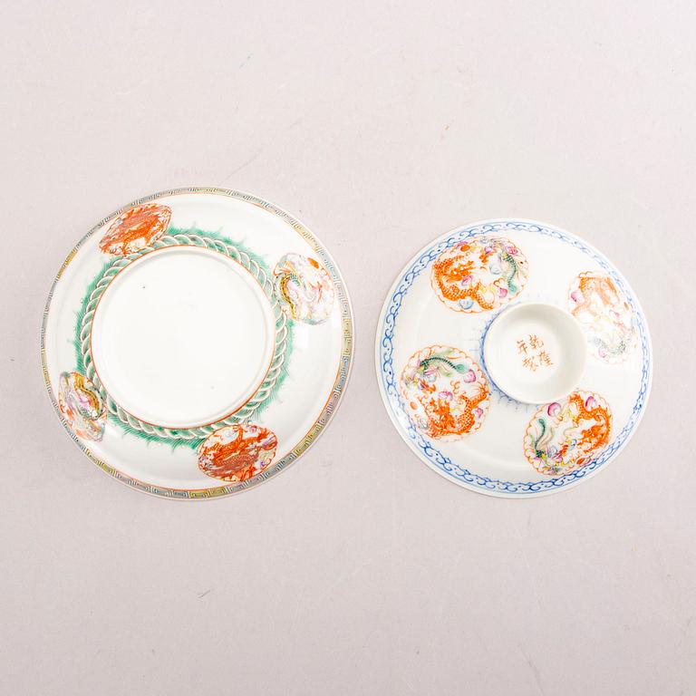 A set of two different Chinese republic porcelain bowls.