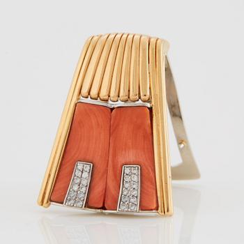 A Paul Binder clip brooch in 18K gold and 14K white gold with coral set with round brilliant-cut diamonds.