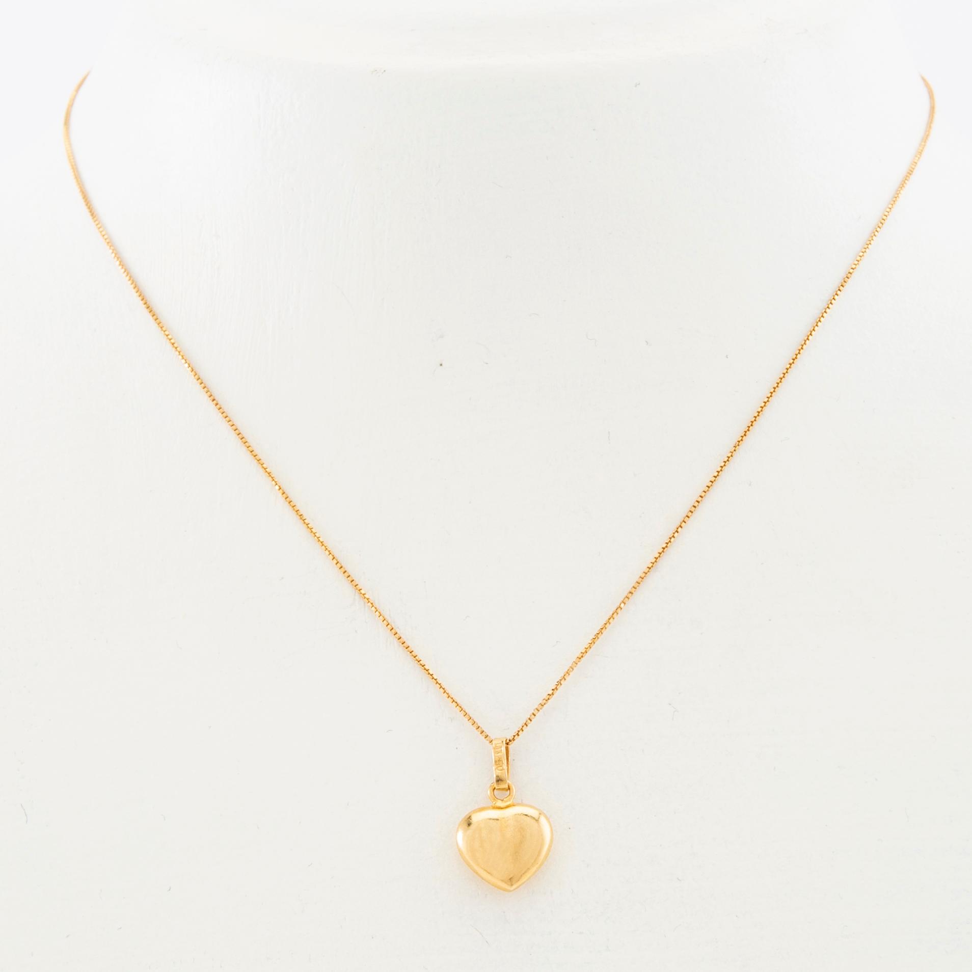 Necklace 18K gold with a pendant in the shape of a heart.