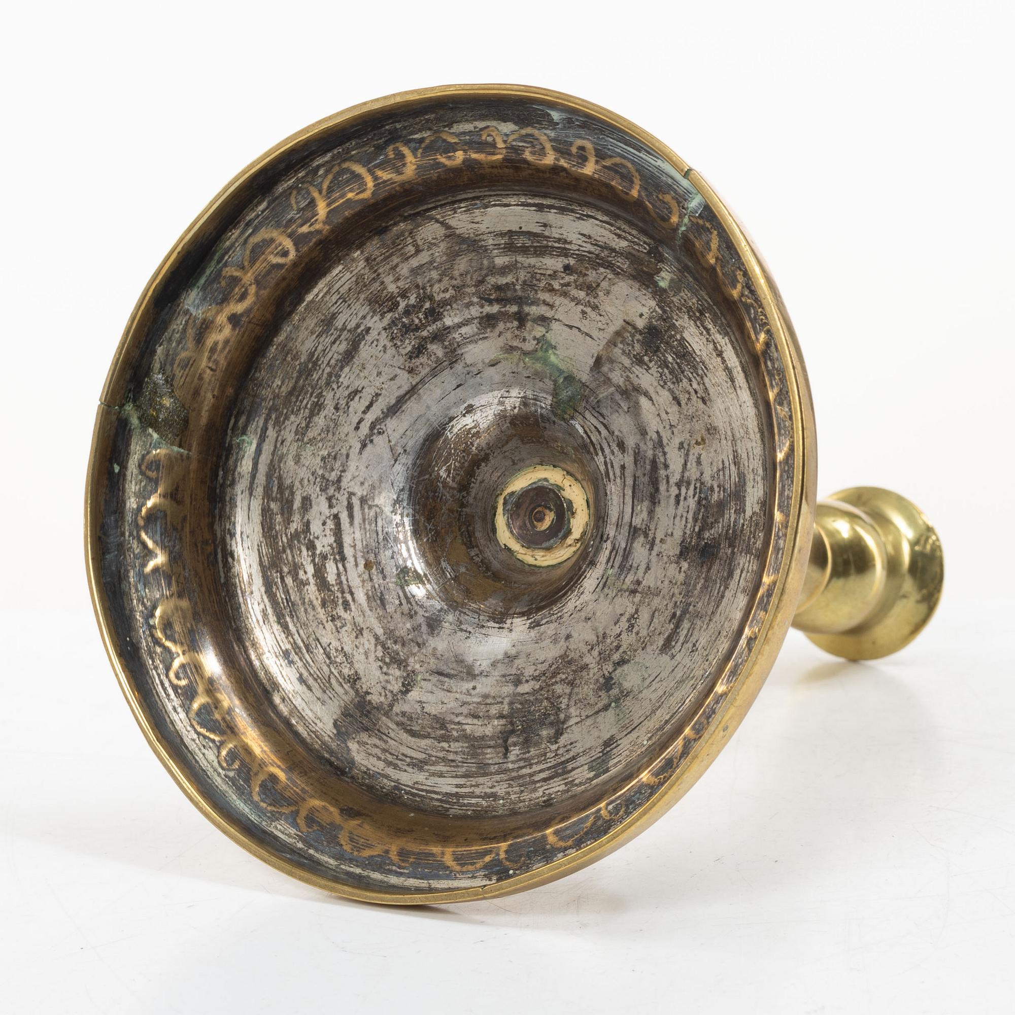 A candle holder in brass, Baroque, 17th/18th century.