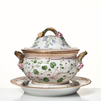 Terrin med lock och fat, porslin. Royal Copenhagen, "Flora Danica", Danmark, 1900-tal.