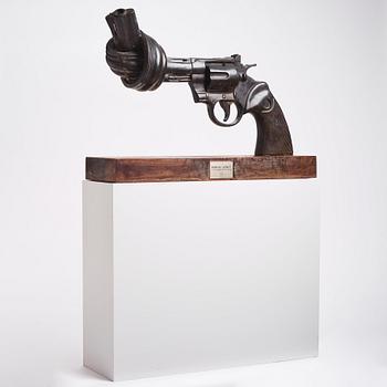 Carl Fredrik Reuterswärd, "Non-Violence".