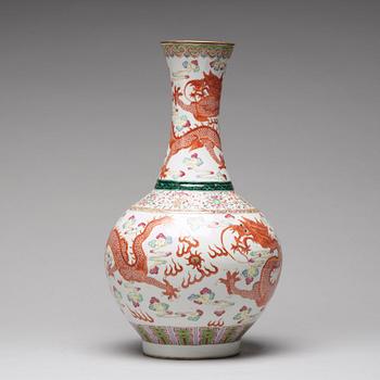 A five clawed dragon vase, Qing dynasty.