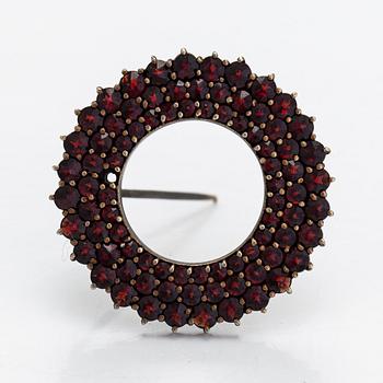 Collier, brosch samt örhängen, förgyllt silver och granater.