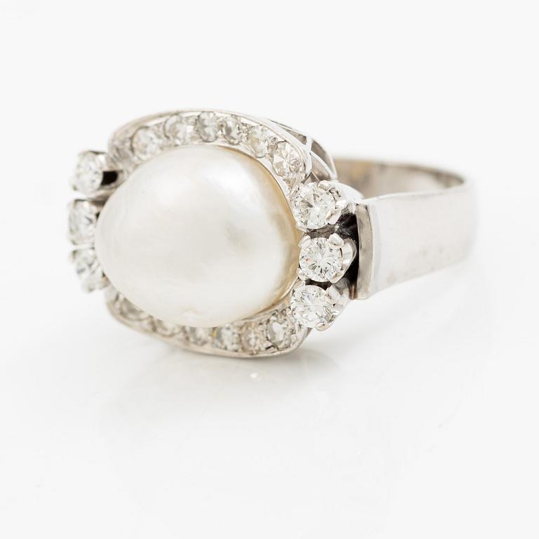 Ring in 18K white gold with a saltwater pearl, set with brilliant-cut and octagonal-cut diamonds.
