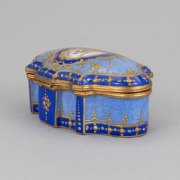 An early 20th century rococo style porcelain box with cover.