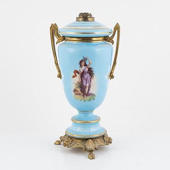 A kerosene porcelain lamp foot, late 19th century.