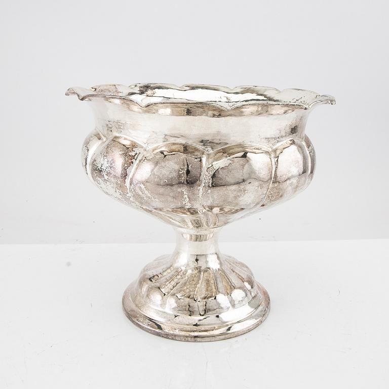 Stekhuvar 2 st samt skål på fot NS 1900-tal.