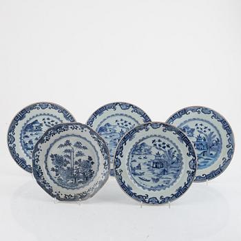 A group of six Chinese blue and white export porcelain plates and two dessert dishes, Qing dynasty, 18th and 19th cent.