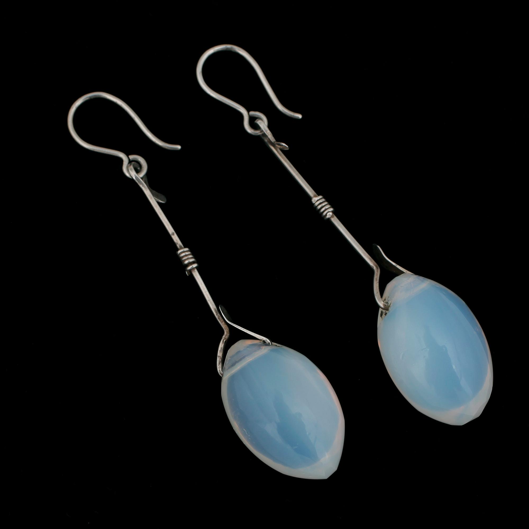 ÖRHÄNGEN, ett par, silver samt månsten, Torun Bülow Hube.