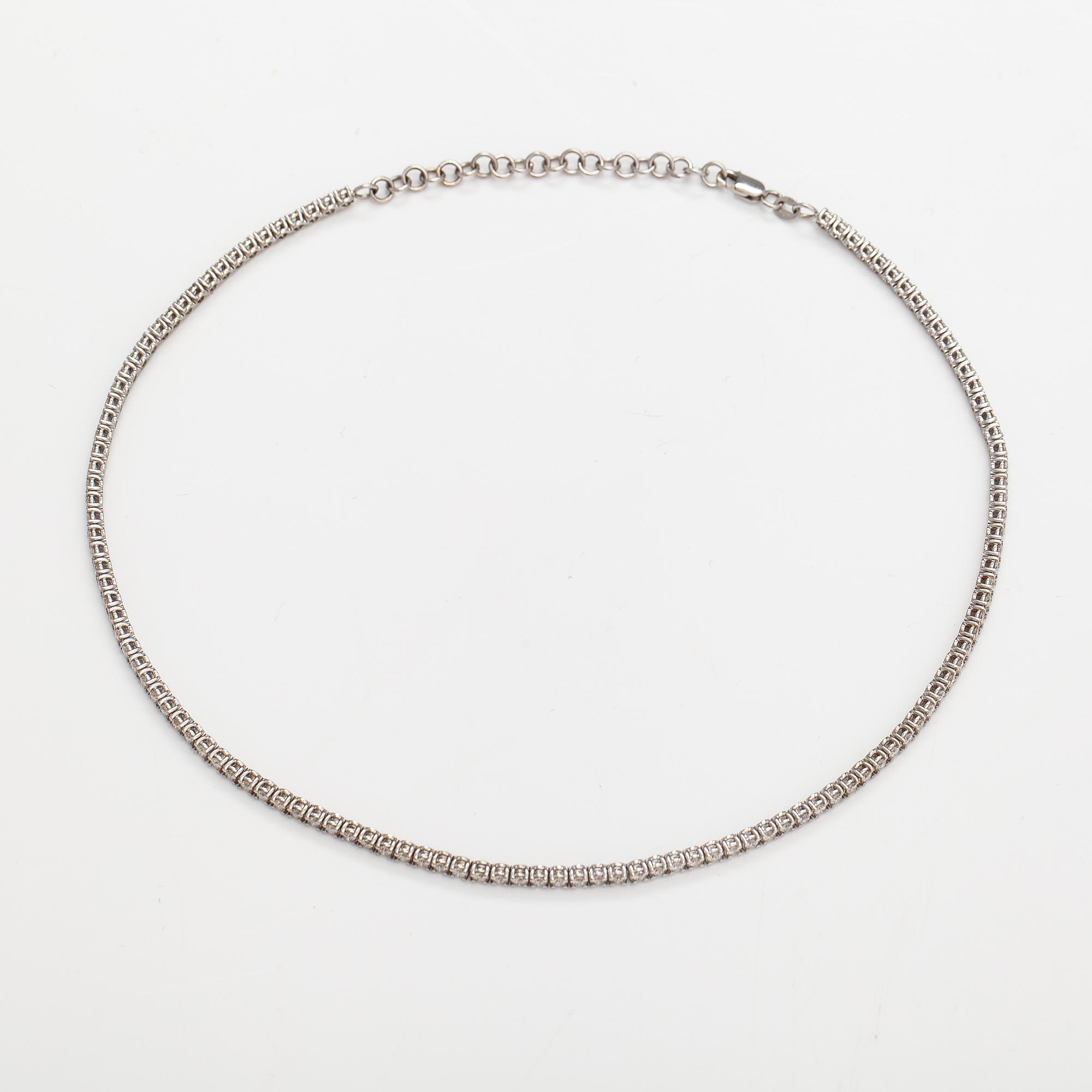 Tennishalsband/-armband, 14K vitguld, diamanter ca 5.10 ct tot. Med AIG-certifikat.