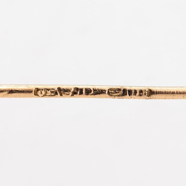 Klockkedja, 14K guld, samt slipsnål, 18K guld med odlad pärla. Oskar Lindroos, Helsingfors.