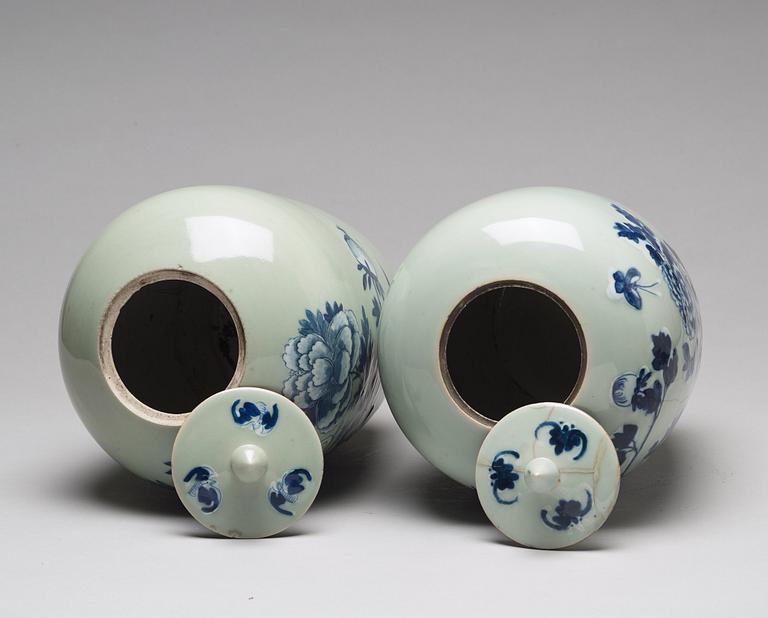 A matched pair of chinese jars with covers, late Qing dynasty, circa 1900.