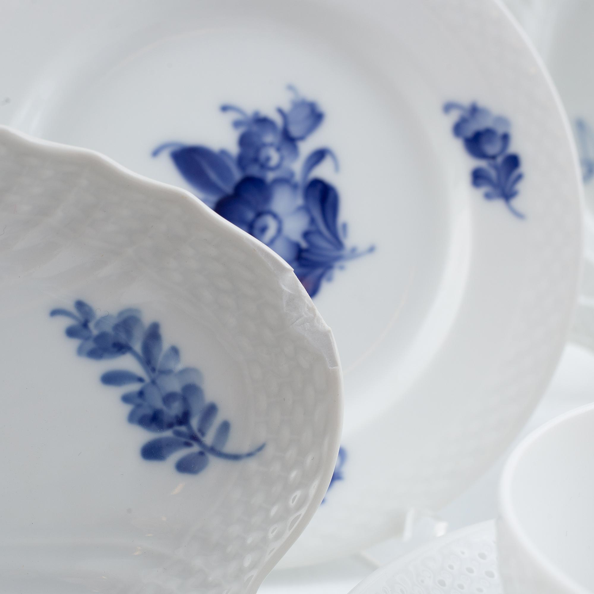 Mat- och teservis, porslin, 77 delar, "Blå blomst", Royal Copenhagen, Danmark.