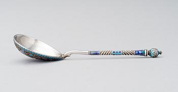 A RUSSIAN CLOISONNÉ ENAMEL SPOON, silver, Moscow, Petr Miljukov 1896-1908.