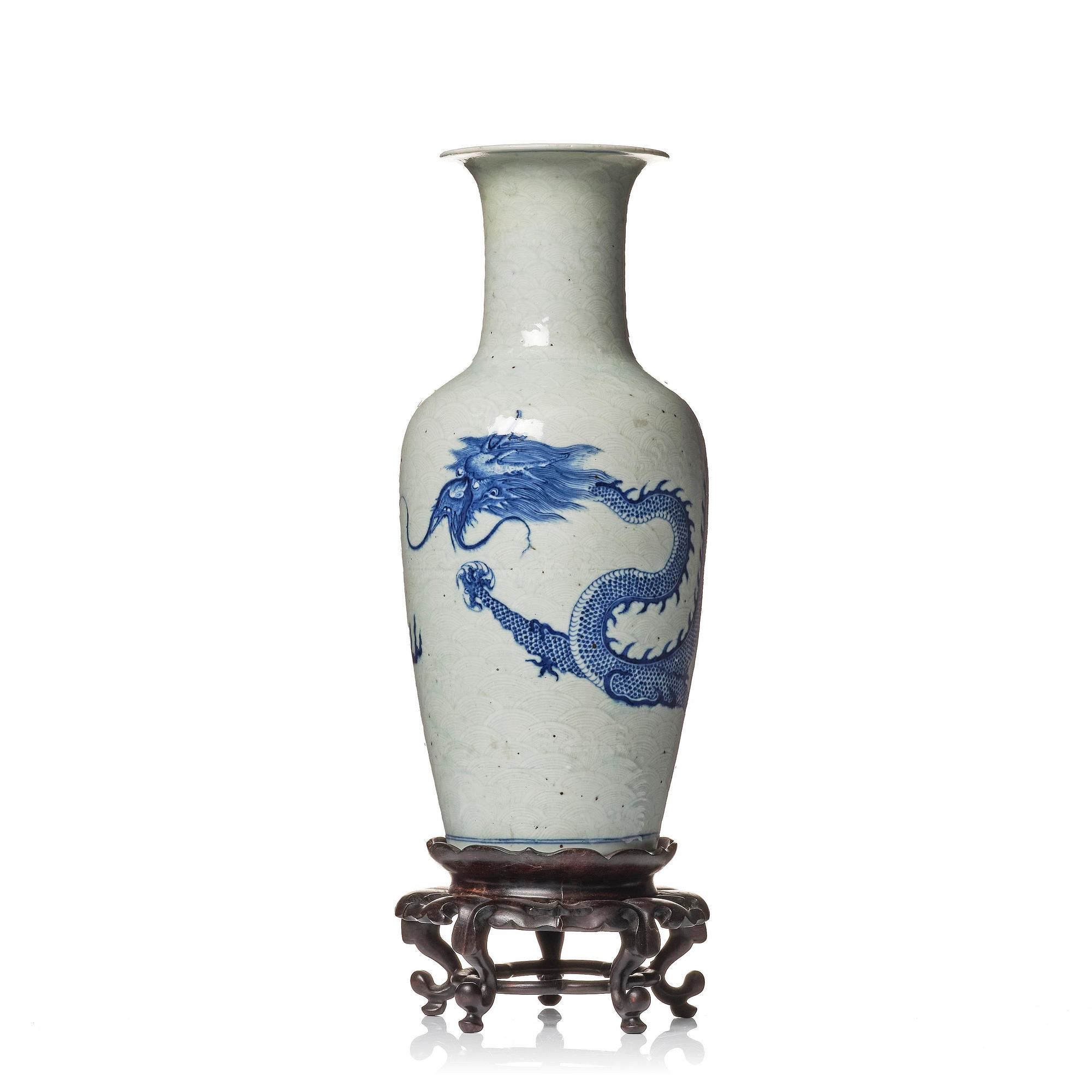 A large Chinese blue and white 'five clawed dragon vase' vase, late Qing dynasty, 19th century.