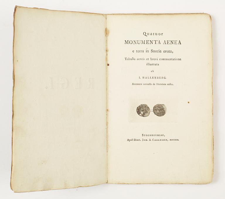 BOK, "Quatuor Monumenta Aenea e terra in Suecia eruta...", av Jonas Hallenberg, Stockholm 1802.