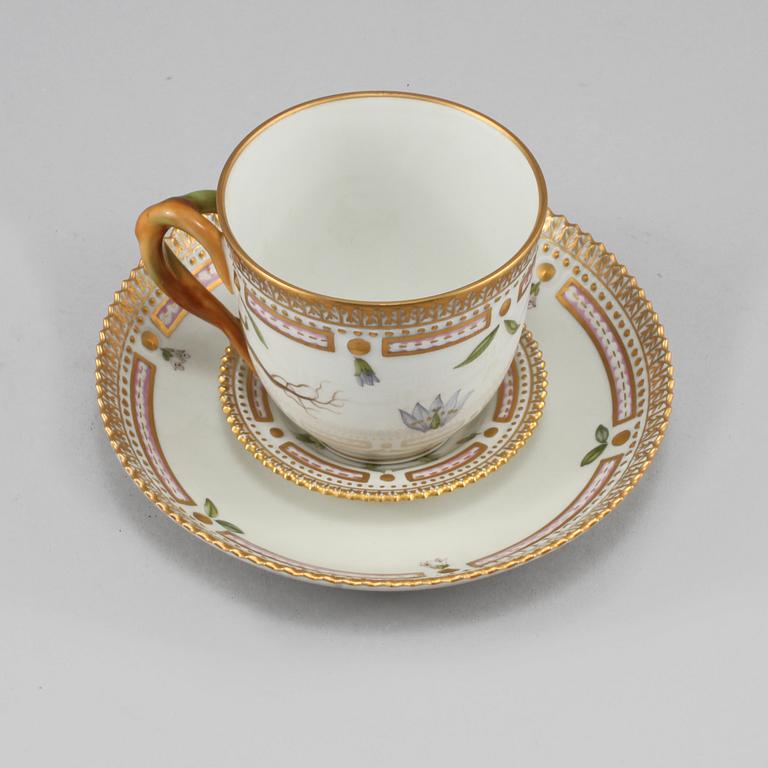 KAFFEKOPP med FAT och ASKKOPP, 3 delar, porslin, "Flora Danica", Royal Copenhagen, 1900-talets andra hälft.