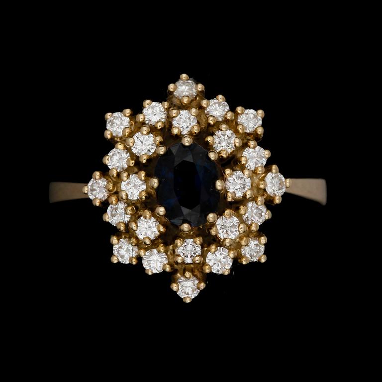 RING, 18k guld med oval blå safir o 24 briljantslipade diamanter tot ca0,48ct. Vikt 5,1g.