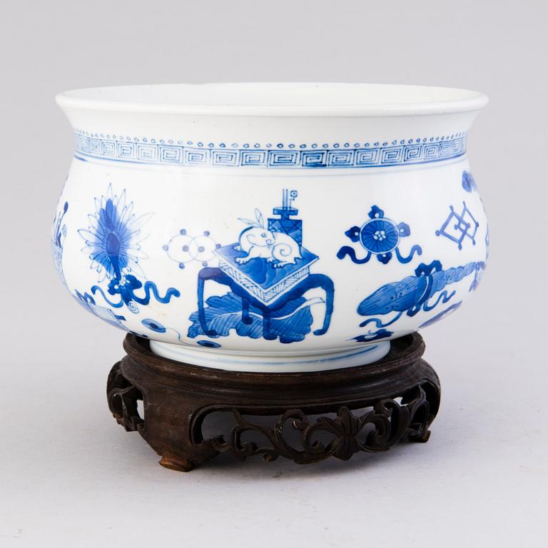 A Chinese porcelain bowl, circa 1800.