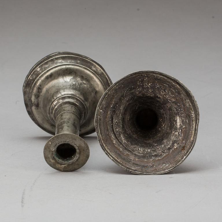 LJUSSTAKAR, ett par, tenn, sengustavianska, 1700/1800-tal.