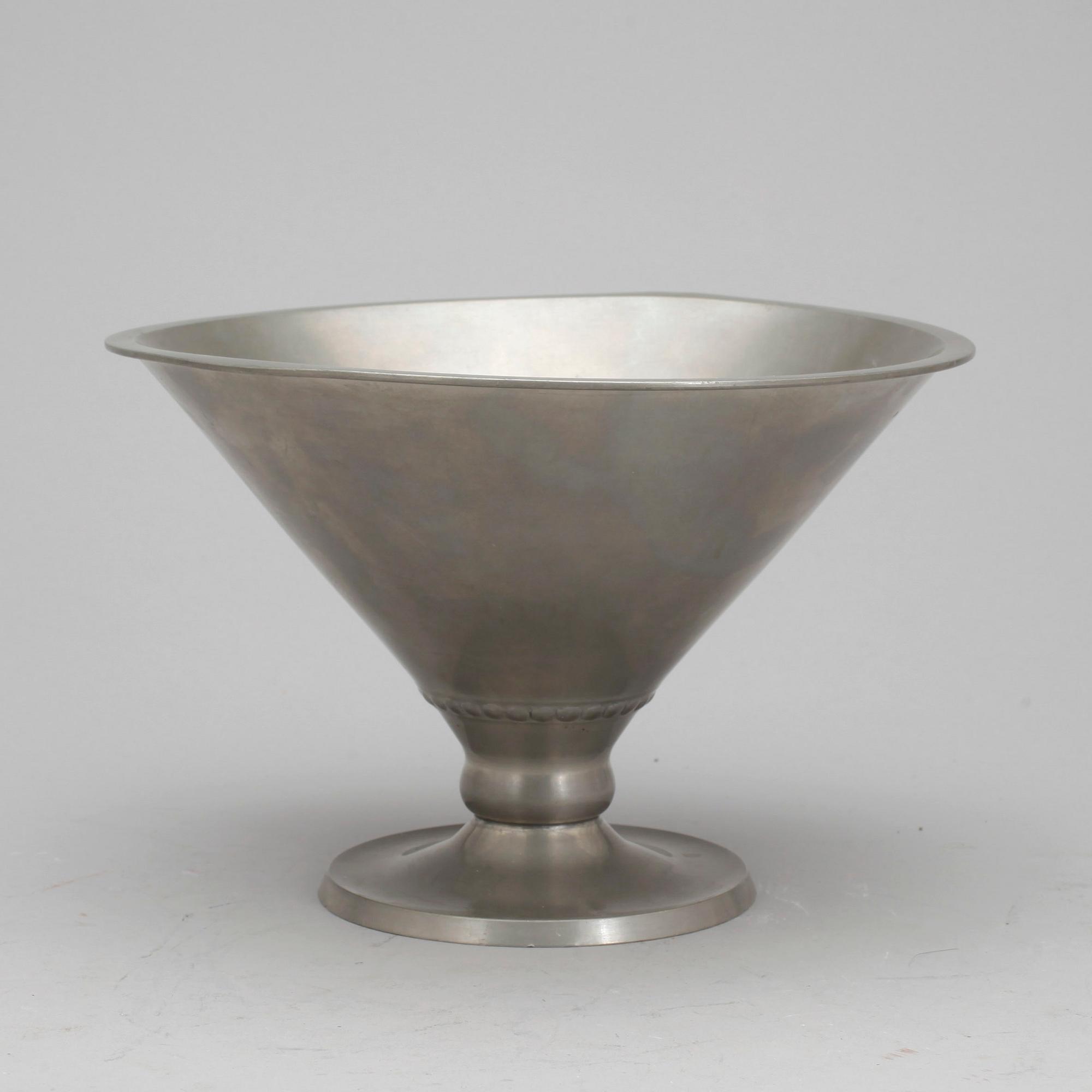 KANDELABRAR, ett par, samt SKÅL, tenn, Edvin Ollers, 1928 samt 1930.
