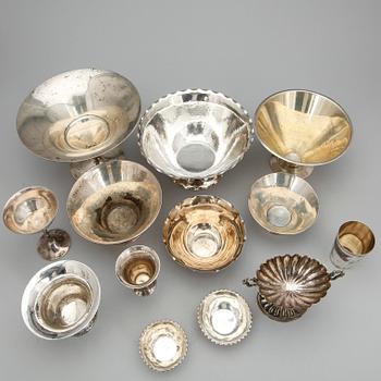 PARTI SKÅLAR OCH BÄGARE, 13 delar, silver, bland annat CG Hallberg, Stockholm, 1933. Vikt ca 1737g.