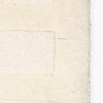 Matta, handtuftad, 'Entrance - bone white', Layered, ca 400 x 300 cm.