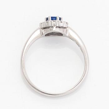 Ring, carmosémodell, 14K vitguld, safir och diamanter. Silván, Finland.