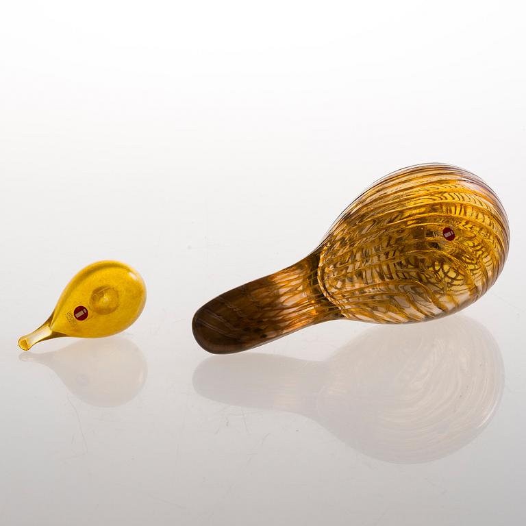 OIVA TOIKKA, A set of two glass birds, signed O Toikka Nuutajärvi.