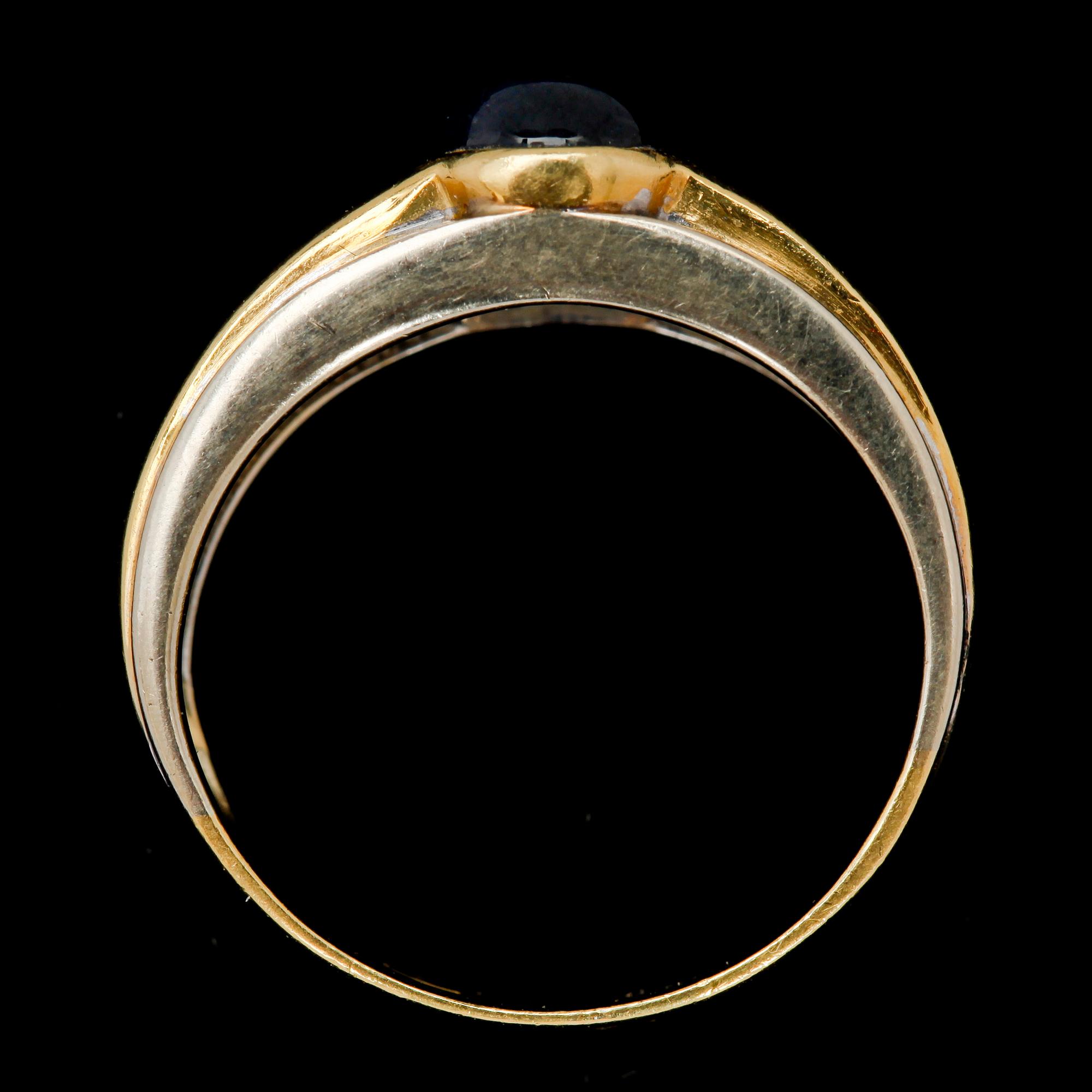 RING, 18k guld resp vitguld med baguettslipade diamanter samt cabochonslipad safir. Vikt 5,2 g.