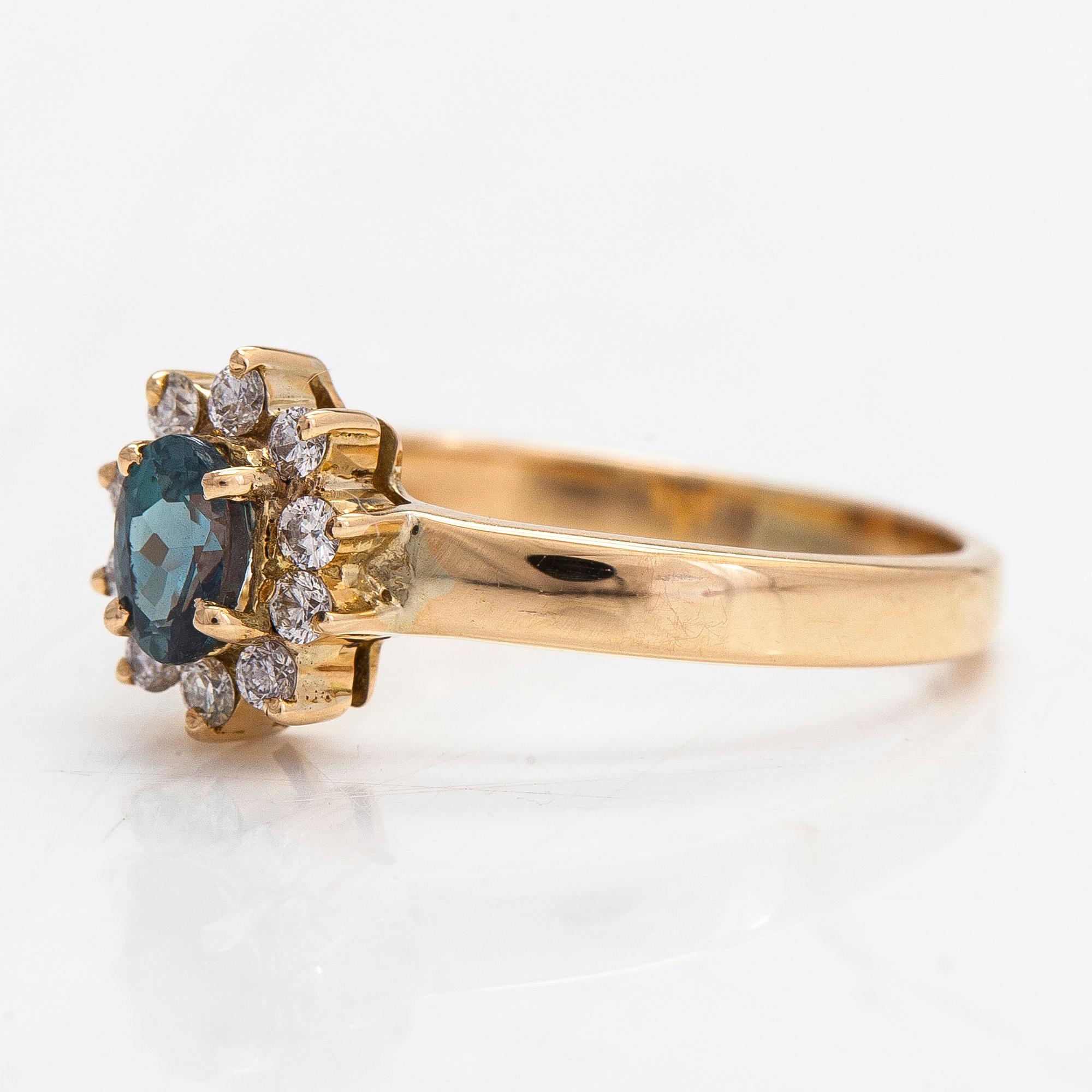 Ring, 18K guld, alexandrit och diamanter ca 0.20 ct tot.